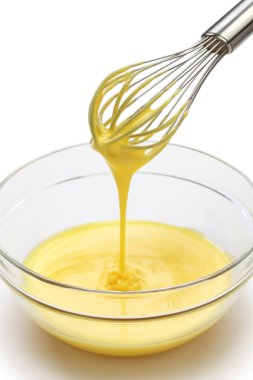 Çırpma yumurta sarısı ve şekeri bir kapta