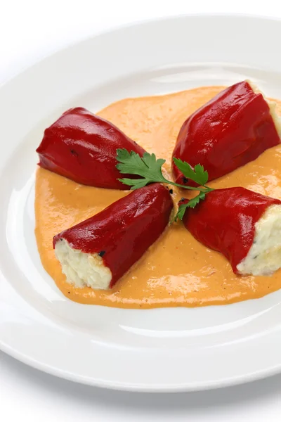 Pimentos de piquillo recheados, cozinha espanhola — Fotografia de Stock