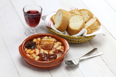 fabada asturiana, İspanyol fasulye güveç
