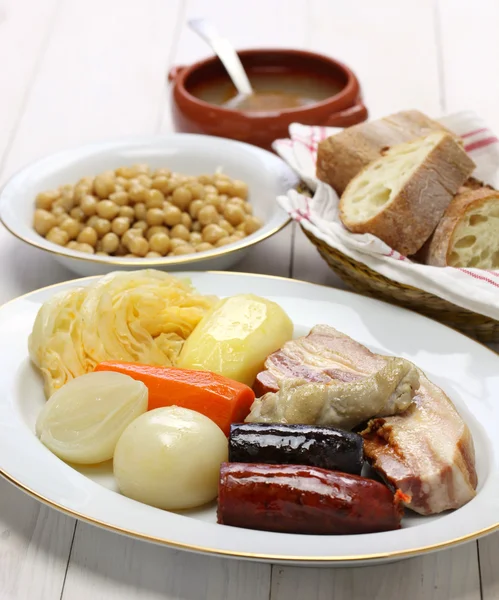 Cocido madrileno, Kichererbsen und Schweineeintopf — Stockfoto