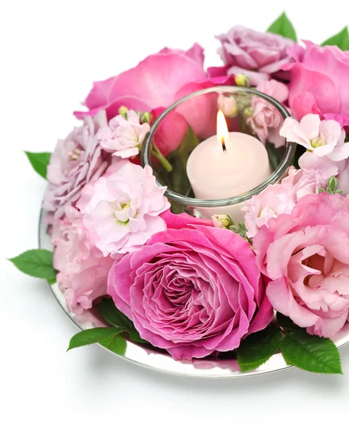 Aranžování květin na tabuli s svíčka — Stock fotografie