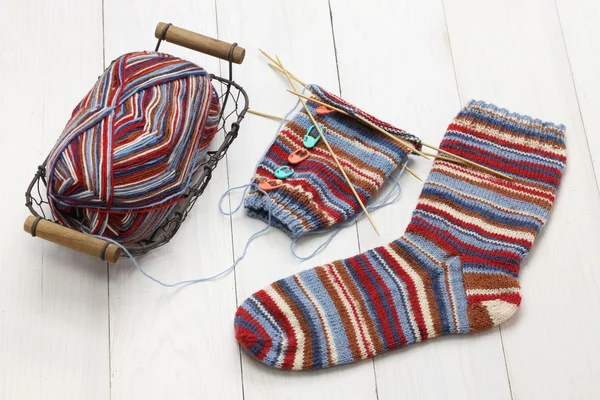Breien winter warme sokken, garen bal en breinaalden — Stockfoto