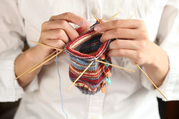 Primer plano de las manos de la mujer tejiendo — Foto de Stock