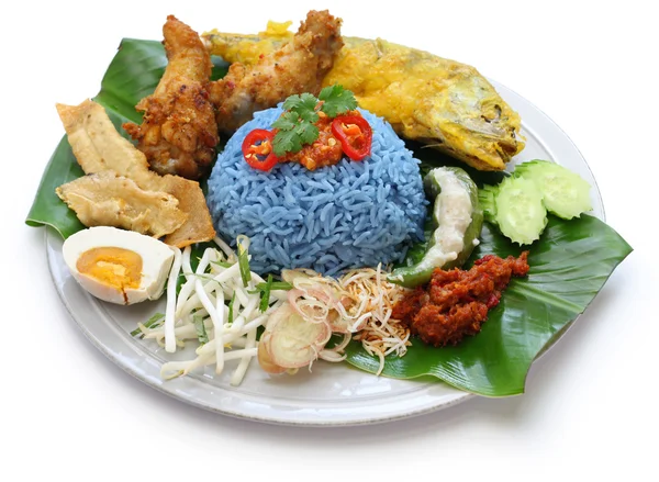 Nasi kerabu, 블루 컬러 쌀 샐러드, 말레이시아 요리 — 스톡 사진