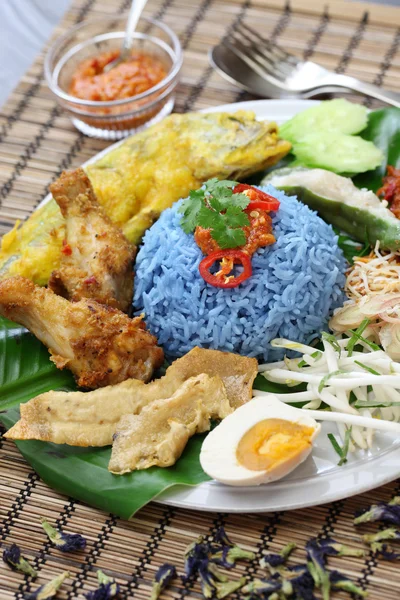 Nasi kerabu, μπλε χρώμα ρύζι σαλάτα, μαλαισιανή κουζίνα — Φωτογραφία Αρχείου