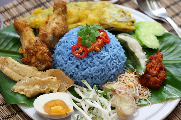 Nasi kerabu, modrý barevný rýžový salát, malajské kuchyně — Stock fotografie