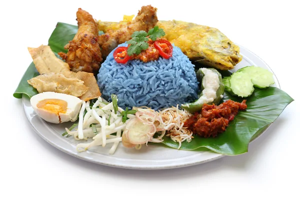 Nasi kerabu, 블루 컬러 쌀 샐러드, 말레이시아 요리 — 스톡 사진