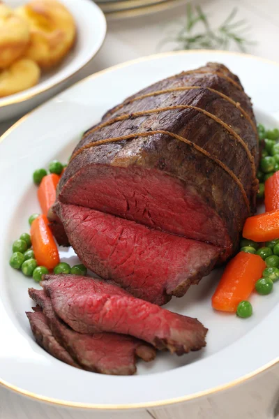Roast beef with yorkshire pudding — Stock Photo, Image