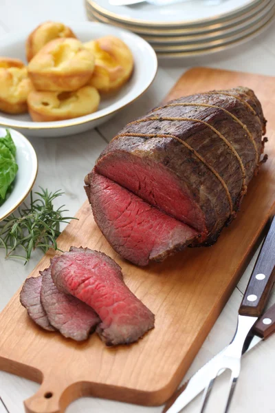 Roast beef with yorkshire pudding — Stock Photo, Image