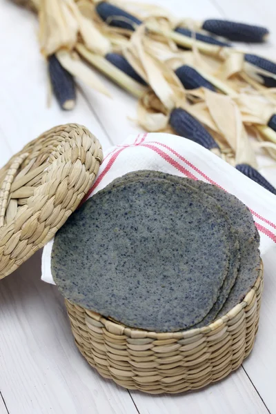 Hausgemachte blaue Mais-Tortilla — Stockfoto