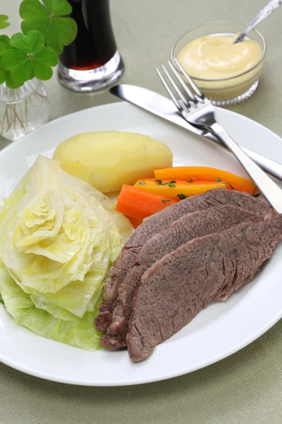 Carne enlatada e repolho, jantar do dia de São Patrício — Fotografia de Stock