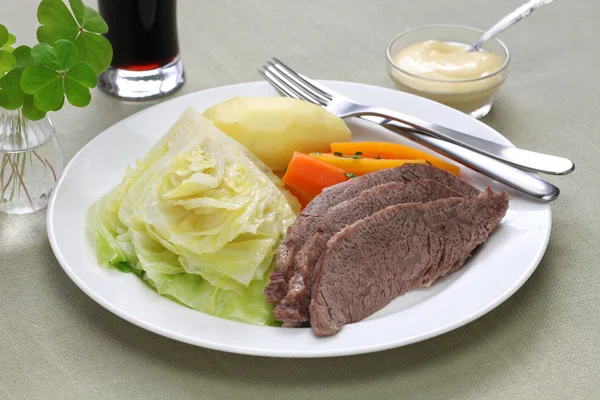 Carne enlatada e repolho, jantar do dia de São Patrício — Fotografia de Stock