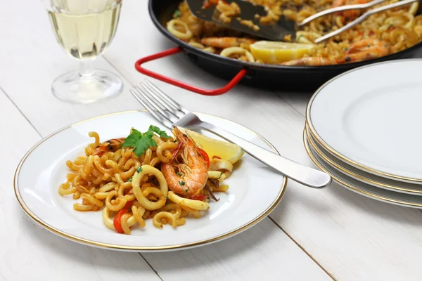 Fideua de marisco, paella de pasta de mariscos — Foto de Stock