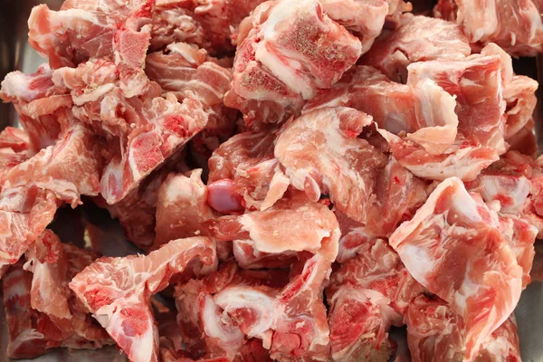 Varkensvlees spine op slager lade — Stockfoto