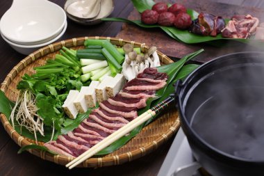 Vahşi yeşilbaş ördek güveç, Japon tek bir kap yemek