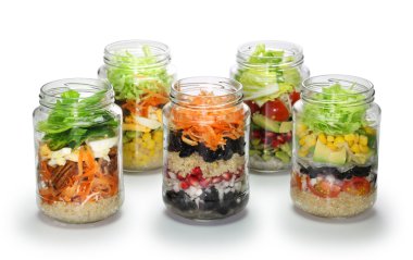 Beyaz arka planda, yok kapak cam kavanoza salata