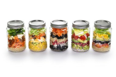 Cam Kavanoz, beyaz arka planda sebze salatası