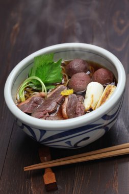 Kamo nanban soba, buğday noodle ördek ve pırasa ile