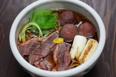 Kamo nanban soba, buğday noodle ördek ve pırasa ile