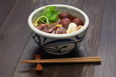 Kamo nanban soba, buğday noodle ördek ve pırasa ile
