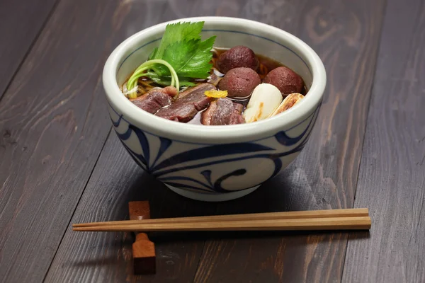 Soba kamo nanban, tagliatelle di grano saraceno con anatra e porri — Foto Stock