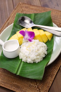 Mango, khao niaow ma muang, Tay tatlı yapışkan pirinç