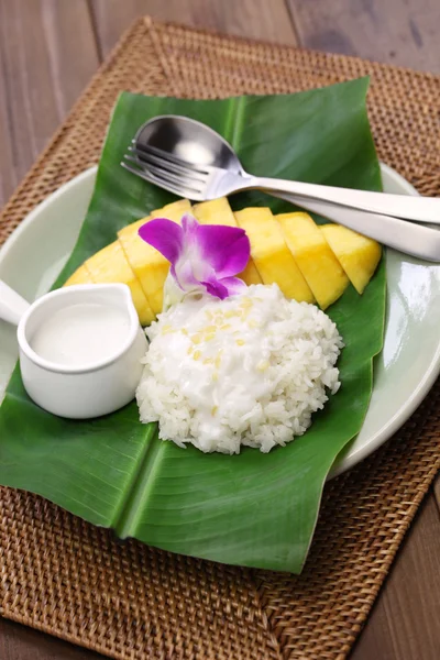 Arroz pegajoso con mango, khao niaow ma muang, tailandés dulce —  Fotos de Stock