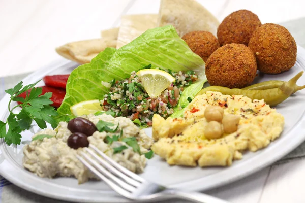Hummus, falafel, baba ghanoush, tabbouleh e pita, cucina mediorientale — Foto Stock