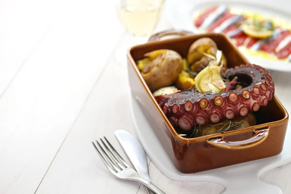 Grilled octopus with potatoes, polvo lagareiro, Portuguese cuisine — Stock Photo, Image