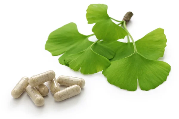 Ginkgo biloba leaves and medicine capsule pills — Stock Photo, Image