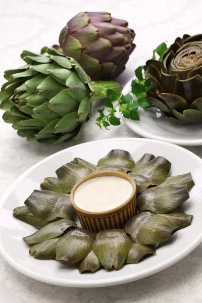 Eating boiled artichoke — Stock Photo, Image