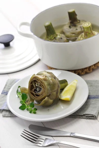 Carciofi alla romana, gekochte Artischocken im römischen Stil — Stockfoto