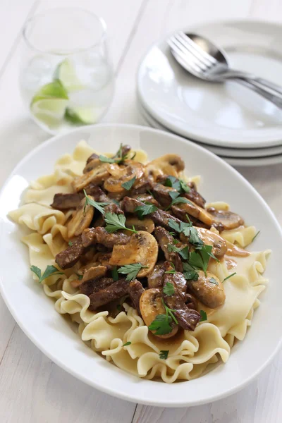 Hovězí stroganoff s těstovinami — Stock fotografie