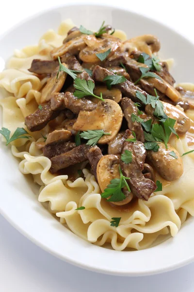 Rundvlees stroganoff met pasta, Russische keuken — Stockfoto