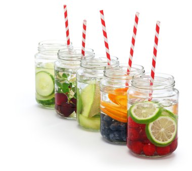 Beyaz arka plan üzerinde su Detoks