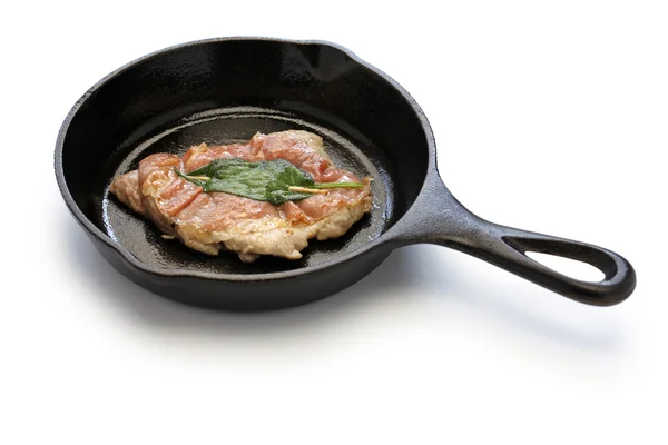 Saltimbocca alla romana on skillet — Stock Photo, Image