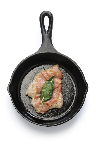 Saltimbocca romana on skillet — стоковое фото