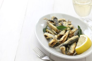 Derin kızarmış hamsi