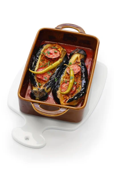 Karniyarikv, cuisine turque, aubergine farcie dans un plat de gratin — Photo