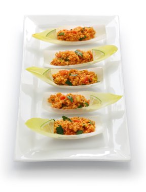 Bulgur salatası, beyaz arka plan üzerinde izole Türk mutfağı