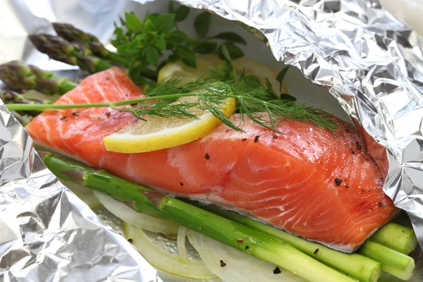 Fresh salmon with asparagus in foil paper, ready for cooking — Stockfoto