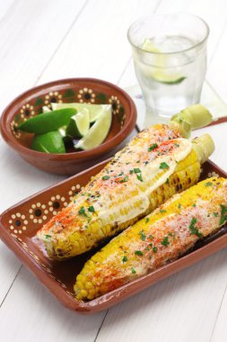 Meksika usulü ızgara mısır, elote.