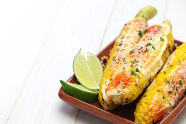 Meksika usulü ızgara mısır, elote.