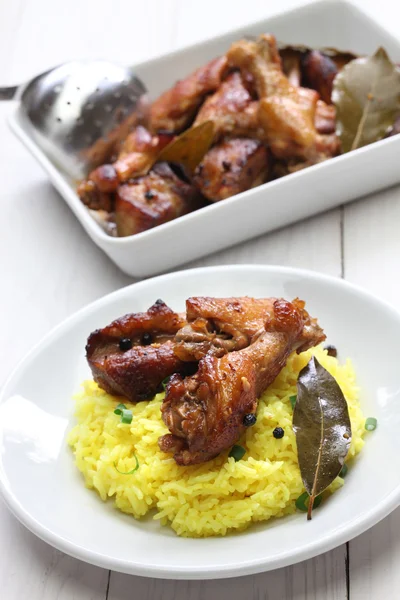 Frango e porco adobo sobre arroz amarelo, comida filipina — Fotografia de Stock