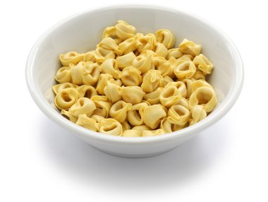 pişmemiş tortellini makarna kase