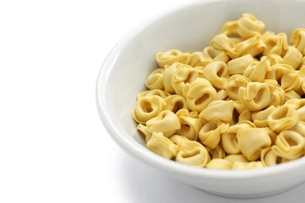 Massa de tortellini não cozida na tigela — Fotografia de Stock