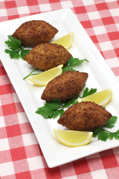 Kibbeh caseiro, comida do Oriente Médio — Fotografia de Stock