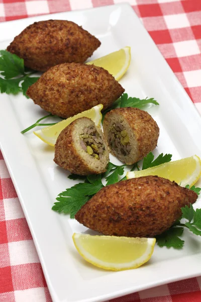 Zelfgemaakte kibbeh, Midden-Oosten voedsel — Stockfoto