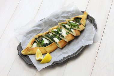 Ispanaklı pide, geleneksel Türk pizza