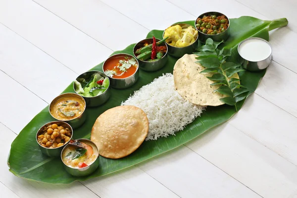 Repas sud-indiens servis sur feuille de banane — Photo